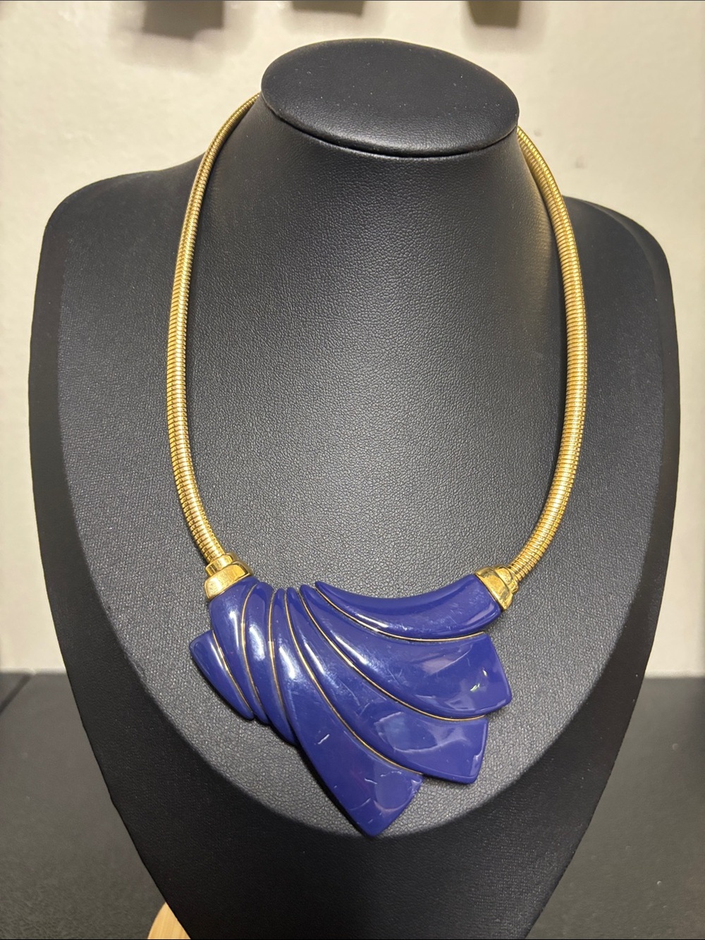Vintage Crown TRIFARI Modernist Abstract Art Deco Gold Lucite Choker Necklace
